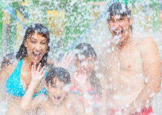 Familie in der Therme HOFER REISEN