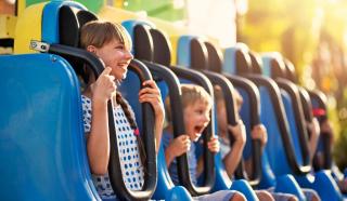 Familie im Freizeitpark HOFER REISEN