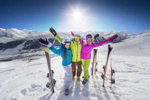 Skifahrer Skifahren Gruppe Sonne Wintersaison Schnee HOFER REISEN