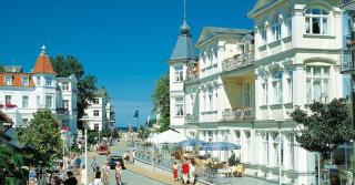 Weiße Bäderarchitektur in Blinz, Insel Rügen | HOFER REISEN