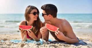 © Eurotours Strand Paar Wassermelonen Pfingsten Fenstertage HOFER REISEN