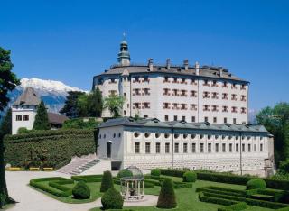 Schloss Ambras in Innsbruck Schlossgarten Aussicht HOFER REISEN 