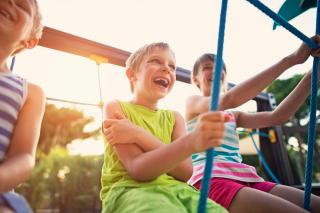 Kinder Lachen Spielplatz HOFER REISEN