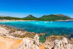 Cala Agulla Mallorca Spanien Strand Boote Meer HOFER REISEN