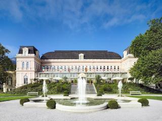 © www.badischl.at Bad Ischl Schloss Park Brunnen HOFER REISEN