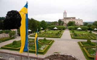 Niederösterreich Schallaburg Sommer Burg Garten Fahne HOFER REISEN