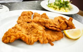 © Eurotours Wiener Schnitzel mit Kartoffelsalat HOFER REISEN