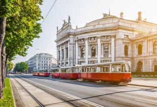 © Eurotours Ringstraße Burgtheater Straßenbahn Wien HOFER REISEN