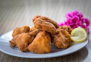 Backhendl Essen Teller Zitrone Blume HOFER REISEN