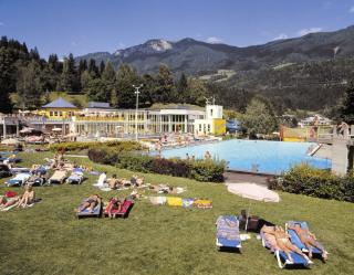 © TVB Kötschach-Mauthen Kärnten Aquarena Kötschach Sommer Pool Liegewiese HOFER REISEN
