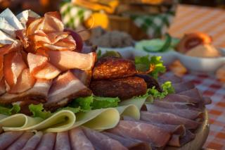 © Eurotours Brettljause im Heurigen Wachau HOFER REISEN