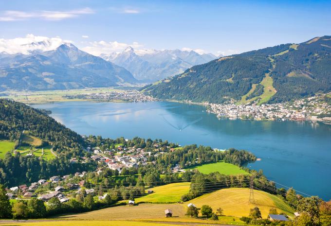 Umgeben von einer atemberaubenden Natur, majesttischen 3000-ern, schneebedeckten Berghngen, der glitzernden Flche des zugefrorenen Sees, auf Winter & Sport - Hotel Badhaus Zell am See
