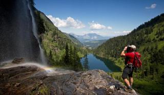 Nationalpark Kalkalpen Wasserfall Wanderer | HOFER REISEN