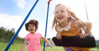 Kinder Lachen Schaukel HOFER REISEN