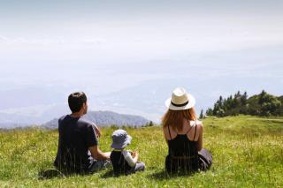 Wandern mit Baby, Ausblick am Berg | HOFER REISEN