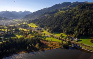 © Alexander Horejs Kitzbühel Schwarzsee von oben HOFER REISEN
