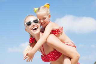 © Eurotours Mutter Tochter Schwimmen HOFER REISEN