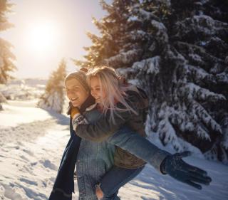 Schnee Spaß Winter Freunde HOFER REISEN