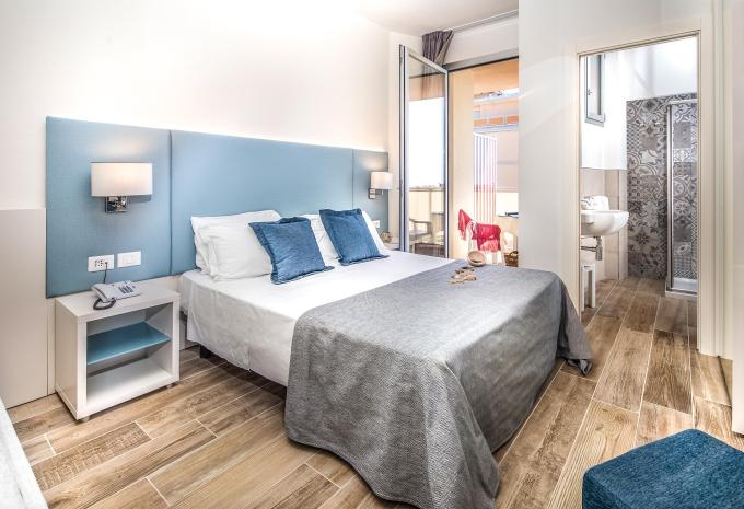 Zimmerbeispiel Dreibettzimmer „Balkon Marine“