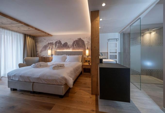 Zimmerbeispiel, Juniorsuite (JS) „Balkon/Terrasse Cima Dodici“