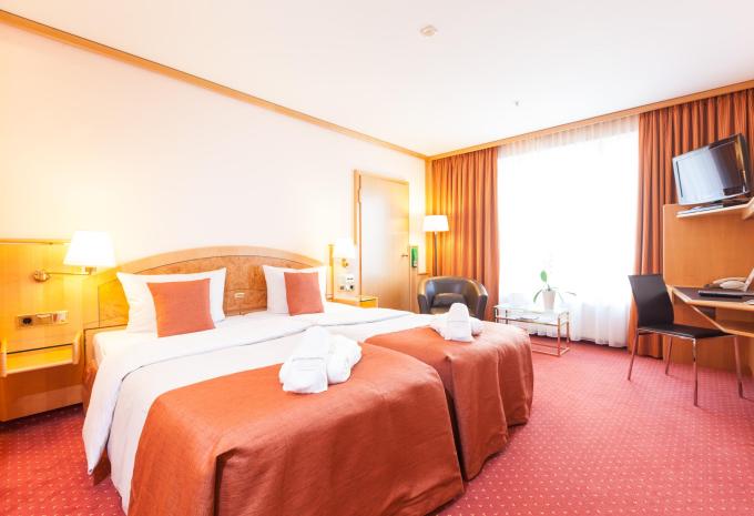 Zimmerbeispiel, Doppelzimmer (DZ) „Standard Business“ Zimmerbeispiel, Doppelzimmer (DZ) „Standard Business“