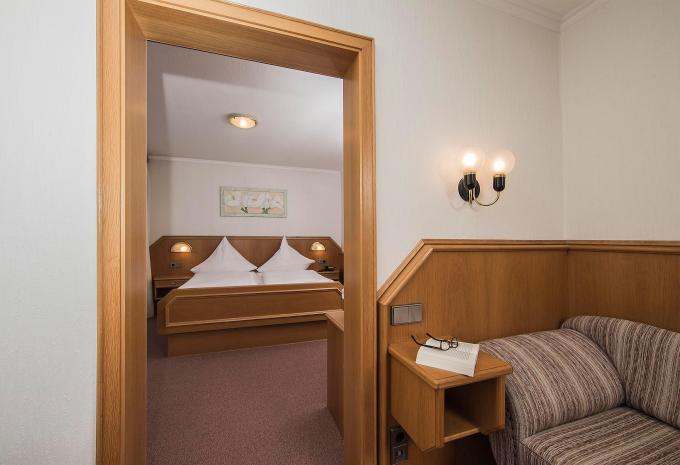 Zimmerbeispiel, Familienzimmer „Balkon“ Zimmerbeispiel, Familienzimmer „Balkon“