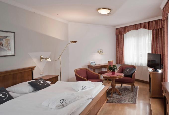 Zimmerbeispiel, Doppelzimmer (DZ) „Deluxe Balkon oder Terrasse“ Zimmerbeispiel, Doppelzimmer (DZ) „Deluxe Balkon oder Terrasse“