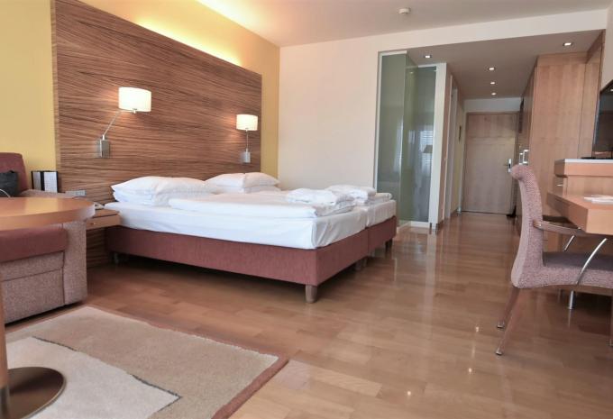 Zimmerbeispiel, Doppelzimmer (DZ) „Deluxe Balkon“ Zimmerbeispiel, Doppelzimmer (DZ) „Deluxe Balkon“