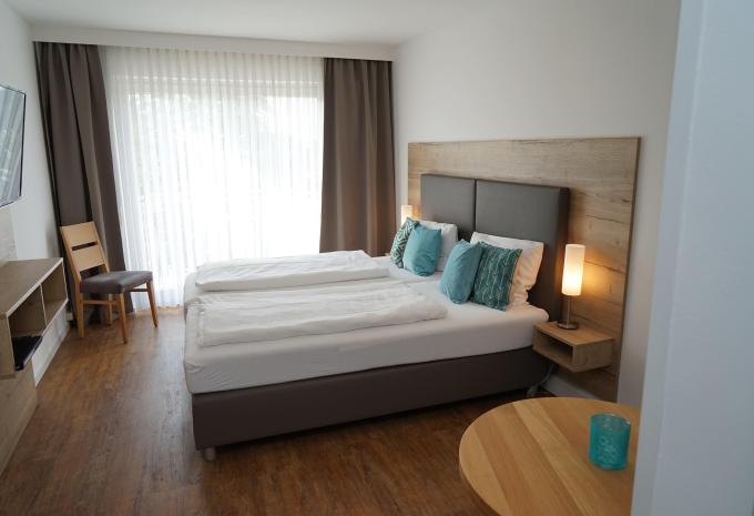 Zimmerbeispiel, Doppelzimmer (DZ) „Standard Balkon Modern“ Zimmerbeispiel, Doppelzimmer (DZ) „Standard Balkon Modern“