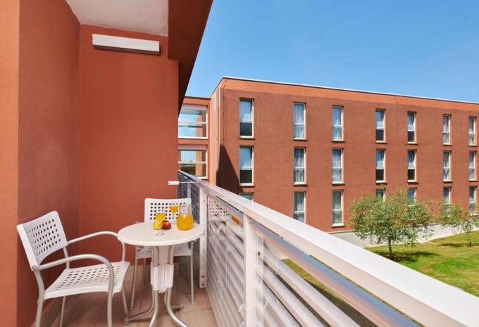 Zimmerbeispiel, Doppelzimmer (DZ) „Balkon C2B“ Zimmerbeispiel, Doppelzimmer (DZ) „Balkon C2B“