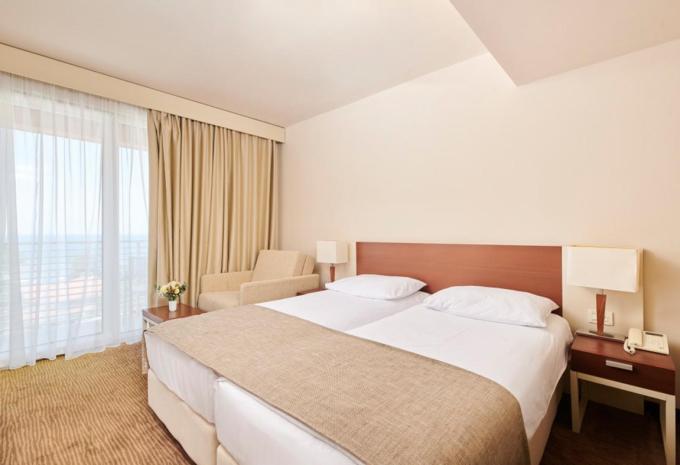 Zimmerbeispiel, Dreibettzimmer (DBZ) „Balkon Meerseite S3BN“ Zimmerbeispiel, Dreibettzimmer (DBZ) „Balkon Meerseite S3BN“