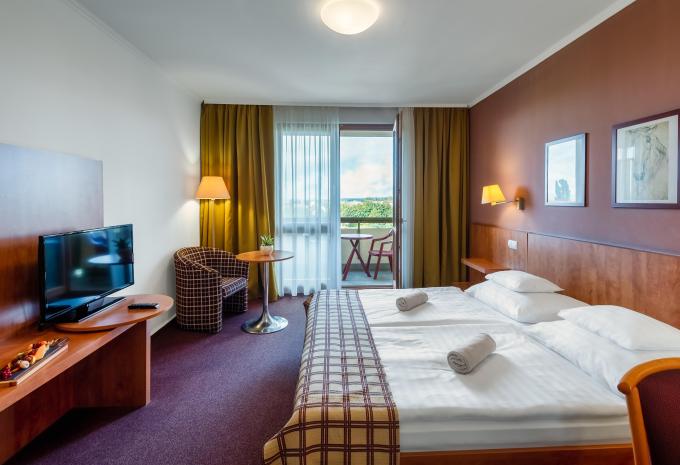 Zimmerbeispiel, Standard Doppelzimmer mit Zustellbett Balkon