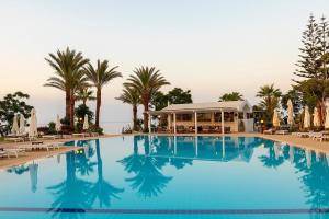 Crystal Springs Beach Hotel****