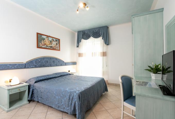 Zimmerbeispiel, Doppelzimmer (DZ) „Standard Balkon seitlicher Meerblick“