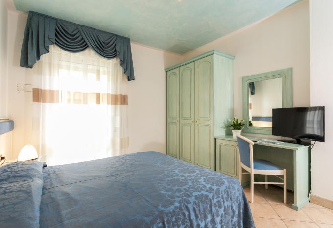 Zimmerbeispiel, Doppelzimmer (DZ) „Standard Balkon seitlicher Meerblick“