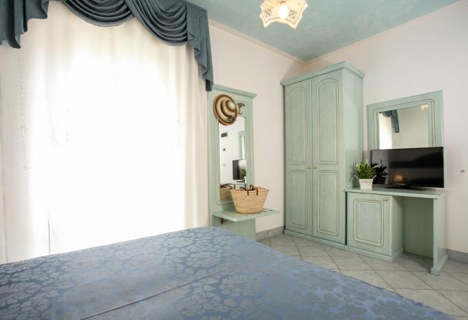 Zimmerbeispiel, Doppelzimmer (DZ) „Standard Balkon seitlicher Meerblick“