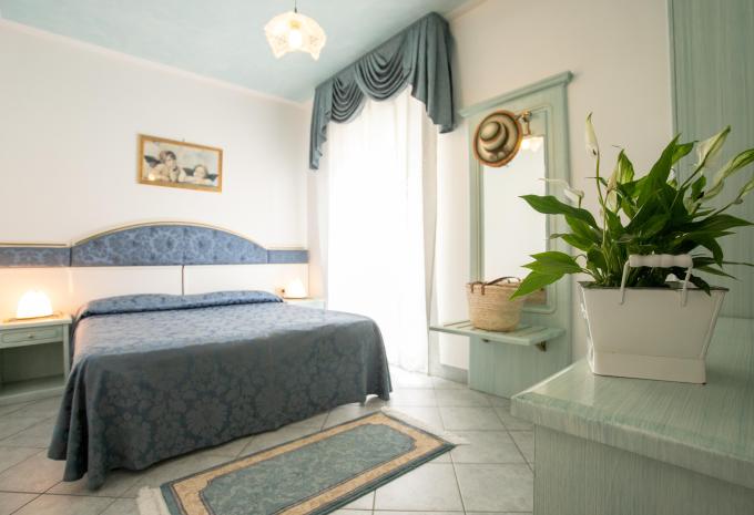 Zimmerbeispiel, Doppelzimmer (DZ) „Standard Balkon seitlicher Meerblick“