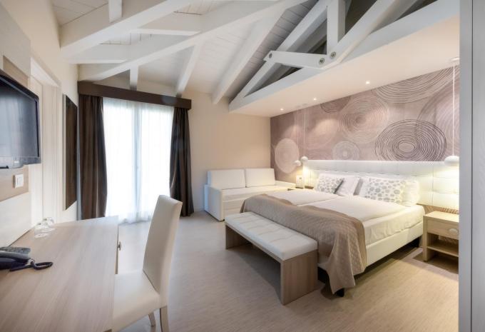 Zimmerbeispiel, Dreibettzimmer (DBZ) „Superior Balkon“