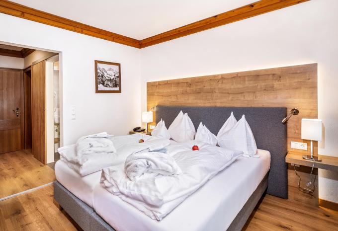 Zimmerbeispiel: Doppelzimmer „Standard Balkon Bergwelt“