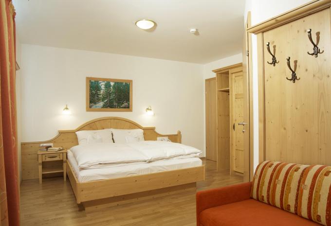 Zimmerbeispiel, Dreibettzimmer (DBZ) „Balkon“