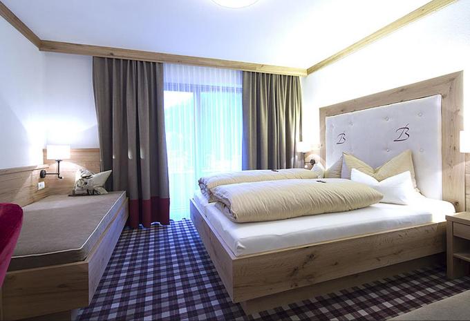 Zimmerbeispiel, Vierbettzimmer (VBZ) „Standard Balkon oder Terrasse 2 Räume“