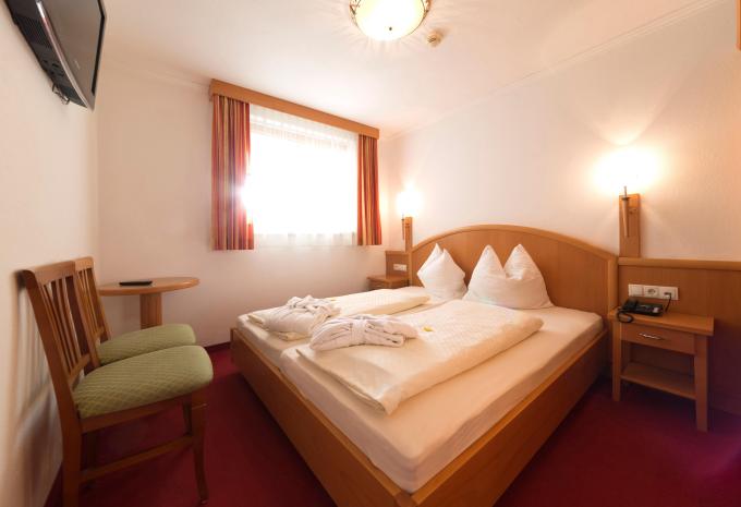 Zimmerbeispiel, Doppelzimmer (DZ) „Balkon oder Terrasse Standard“