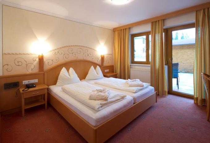 Zimmerbeispiel, Familienzimmer (FZ) „Balkon oder Terrasse Standard“