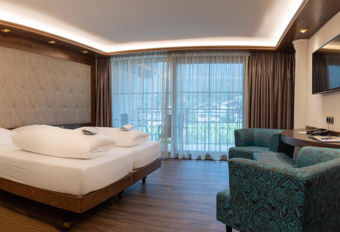 Zimmerbeispiel, Doppelzimmer (DZ) „Deluxe Sporthotel Strass Balkon“