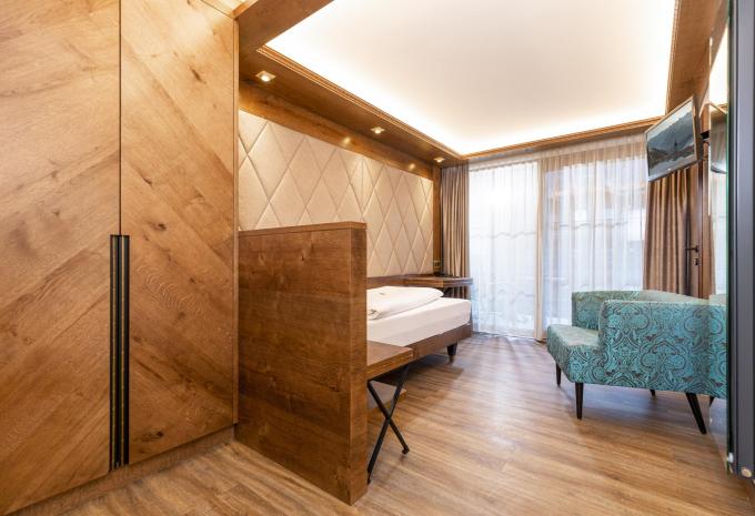 Einzelzimmer (EZ) „Deluxe Sporthotel Strass Balkon