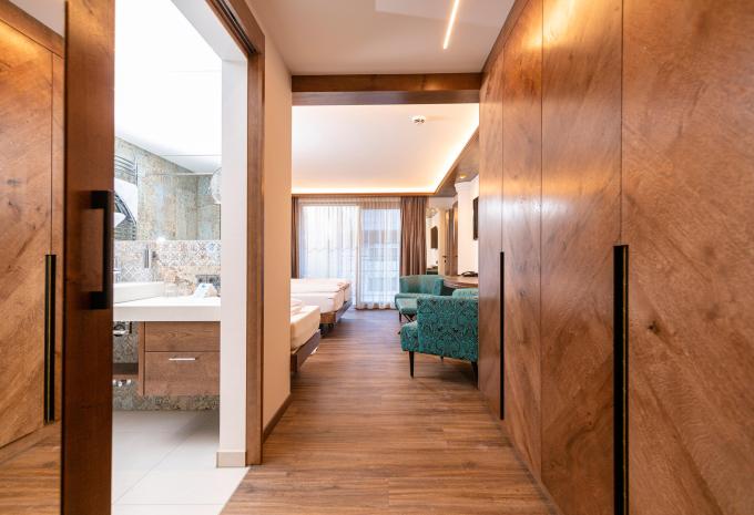 Dreibettzimmer (DBZ) „Deluxe Sporthotel Strass Balkon