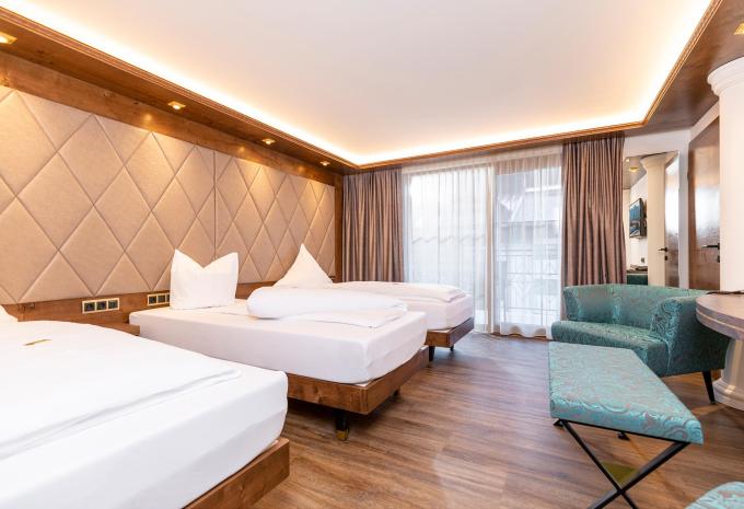 Dreibettzimmer (DBZ) „Deluxe Sporthotel Strass Balkon