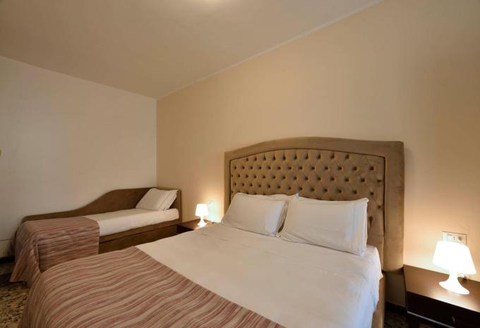 Zimmerbeispiel, Dreibettzimmer (DBZ) „Classic Balkon“