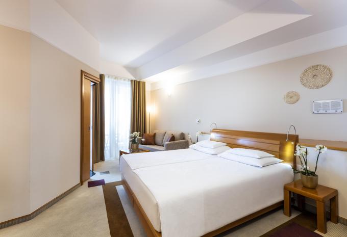 Zimmerbeispiel, Doppelzimmer (DZ) „Standard Balkon Parkblick“