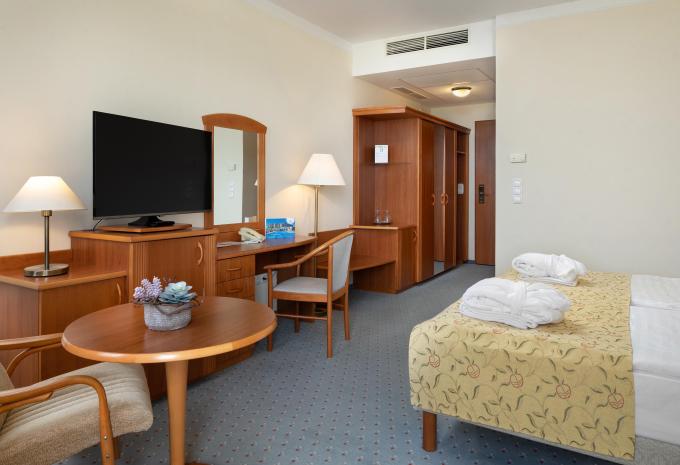 Zimmerbeispiel, Doppelzimmer (DZ) „Superior Balkon“ Zimmerbeispiel, Doppelzimmer (DZ) „Superior Balkon“